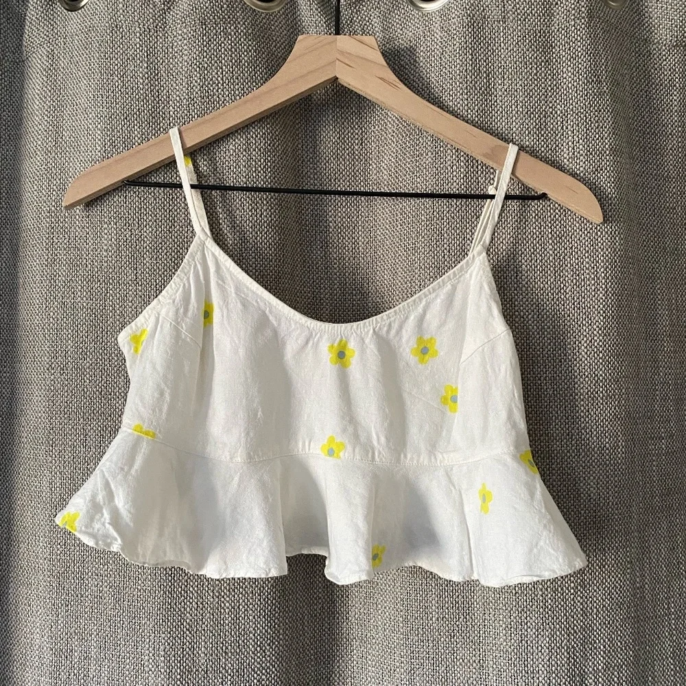 Urban Outfitters Daisy Ruffle Crop Top - Picture 1 of 5